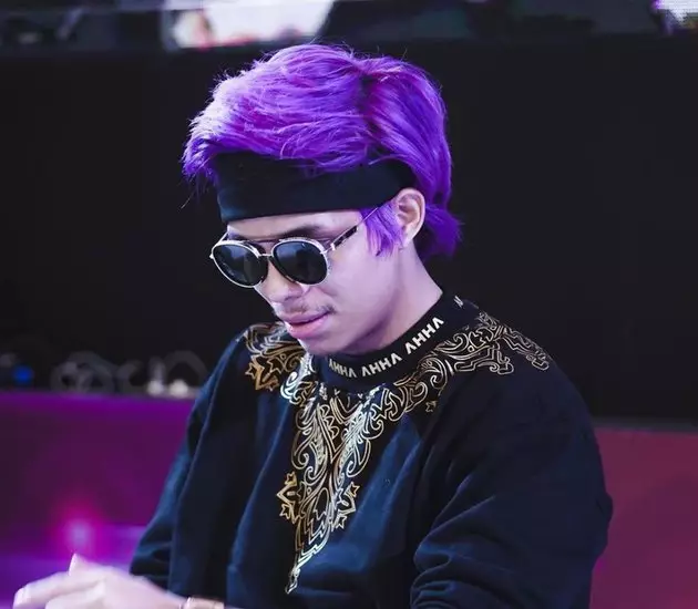 Seleb ini tampil beda dengan gaya rambut ungu, ngejreng Istimewa