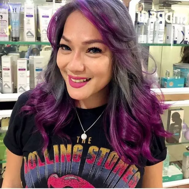 Seleb ini tampil beda dengan gaya rambut ungu, ngejreng Istimewa