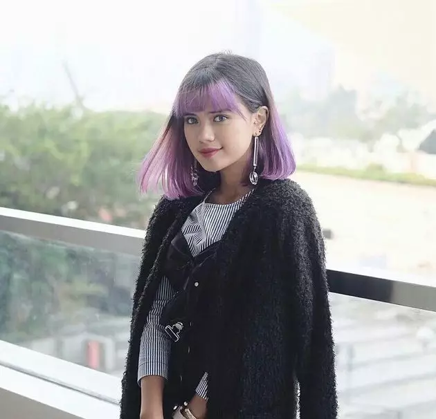 Seleb ini tampil beda dengan gaya rambut ungu, ngejreng Istimewa
