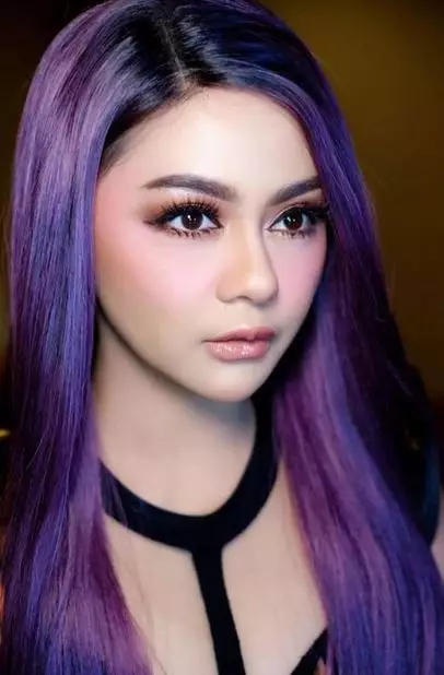 11 Seleb ini tampil beda dengan gaya rambut ungu, ngejreng Instagram