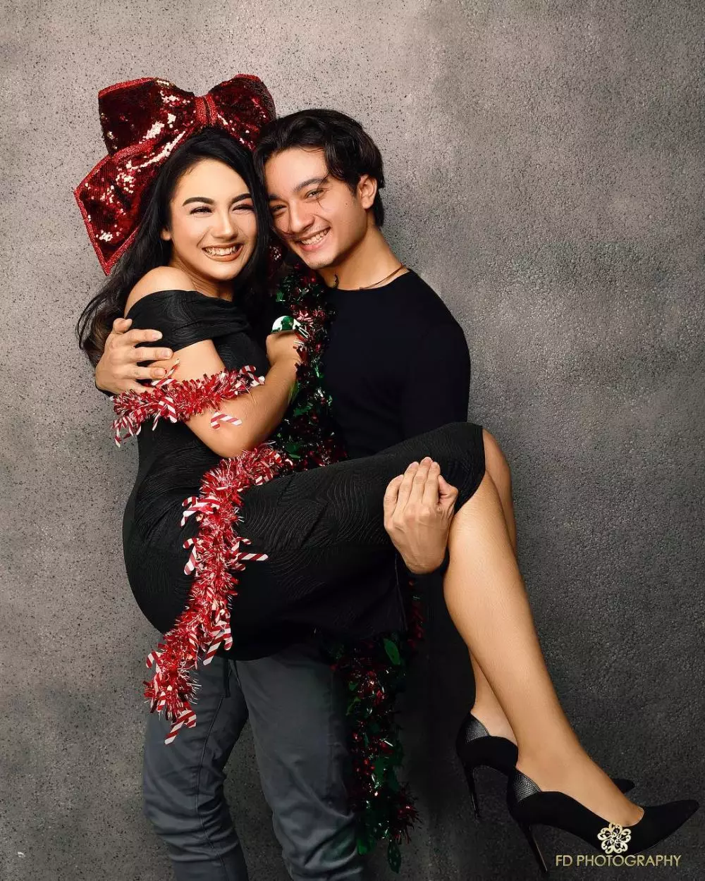 Gaya pemotretan seleb ini bak prewedding Instagram 