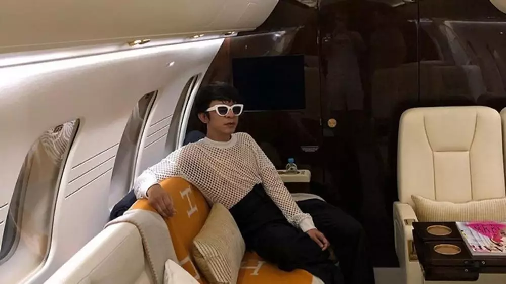 gaya aming naik jet pribadi Instagram