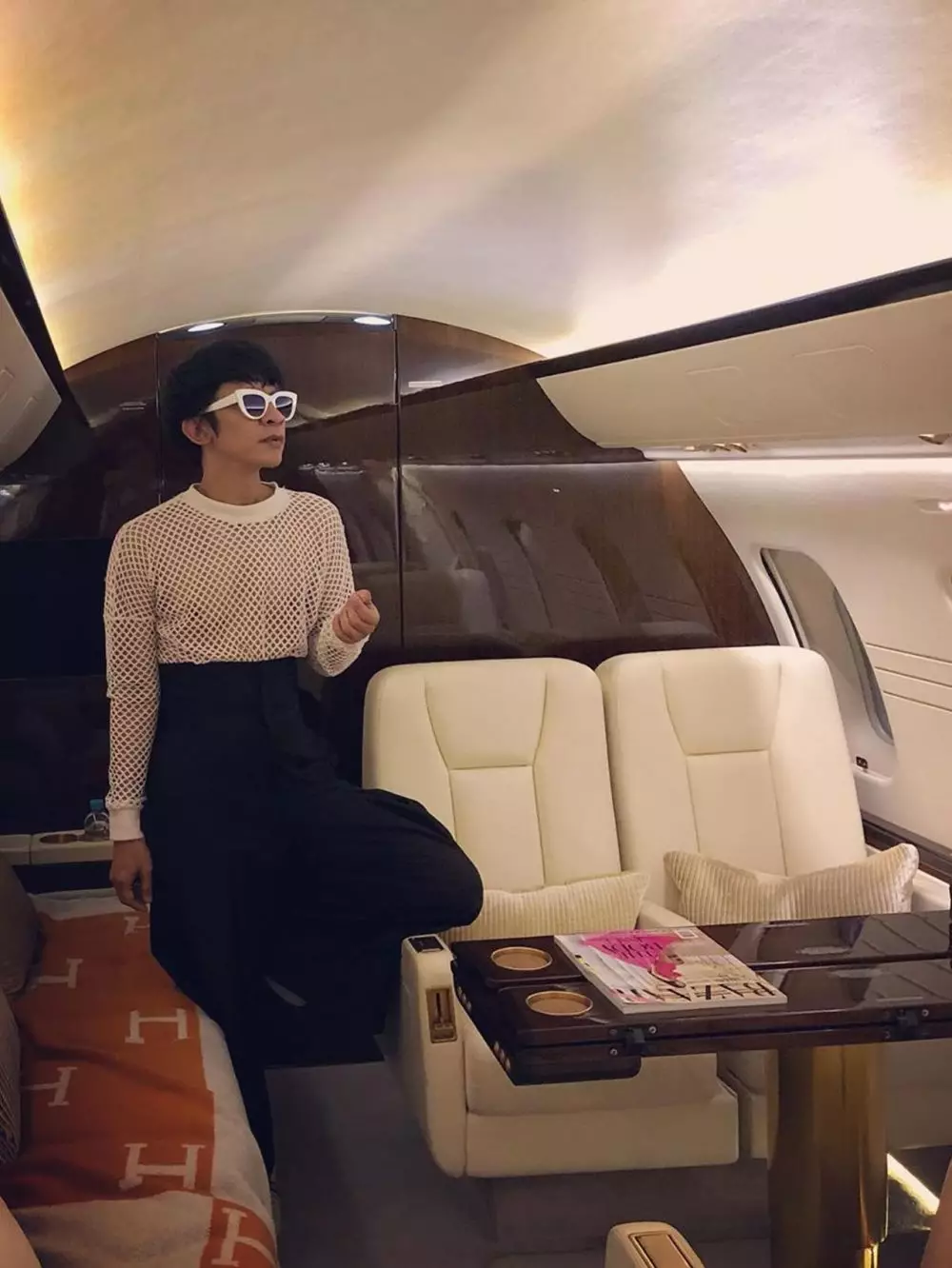 gaya aming naik jet pribadi Instagram