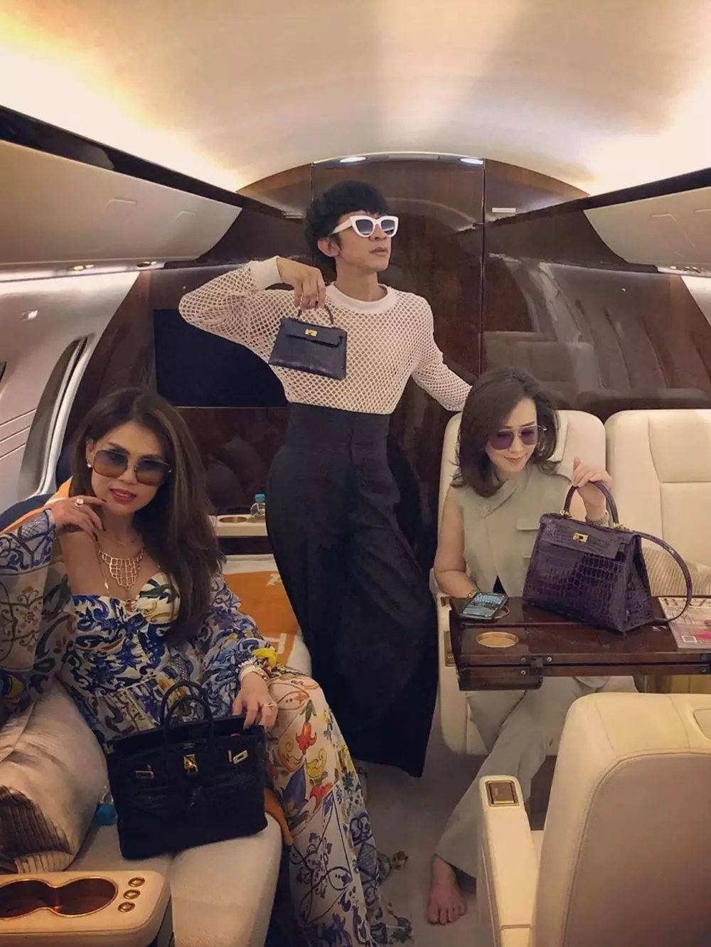 gaya aming naik jet pribadi Instagram