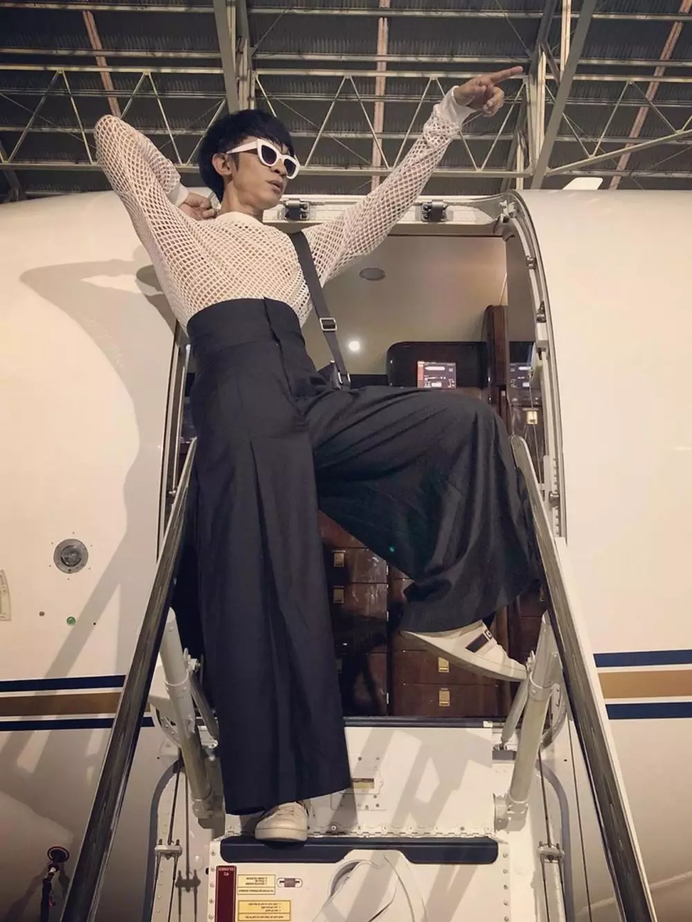 gaya aming naik jet pribadi Instagram