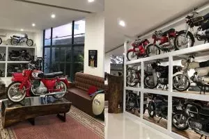 Pria ini koleksi puluhan motor legendaris, fotonya bikin melongo