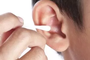 6 Cara membersihkan telinga, benar & aman tanpa cotton bud