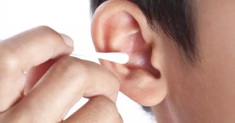 6 Cara membersihkan telinga, benar & aman tanpa cotton bud