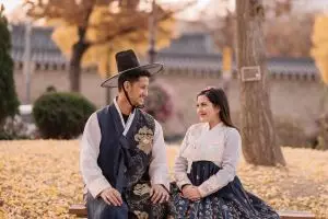 12 Potret pasangan artis kenakan hanbok, serasi banget