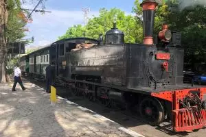 Berkeliling Kota Solo dengan kereta uap zaman dulu, seru!