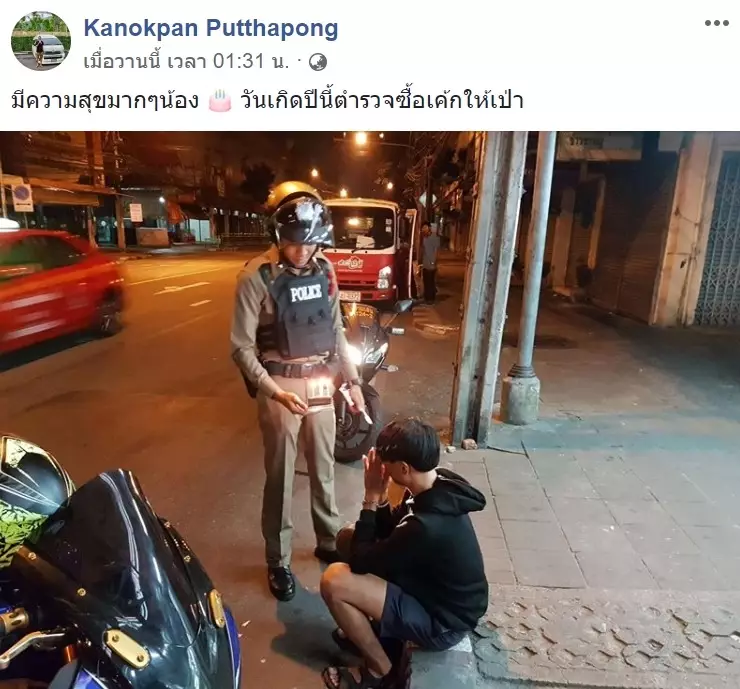 polisi kasih kue ultah tilang © worldofbuzz.com polisi kasih kue ultah tilang © worldofbuzz.com