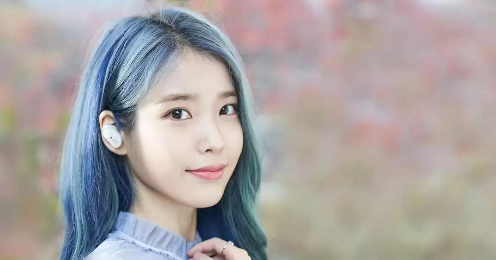 Potret cantik IU dengan rambut biru © 2019 brilio.net Potret cantik IU dengan rambut biru © 2019 brilio.net