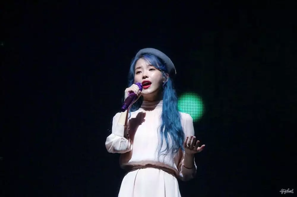 Potret cantik IU dengan rambut biru © 2019 brilio.net Potret cantik IU dengan rambut biru © 2019 brilio.net