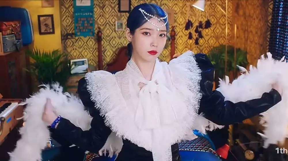 Potret cantik IU dengan rambut biru © 2019 brilio.net Potret cantik IU dengan rambut biru © 2019 brilio.net