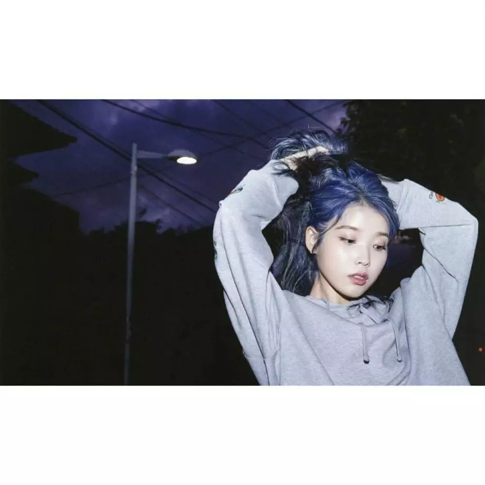 Potret cantik IU dengan rambut biru © 2019 brilio.net Potret cantik IU dengan rambut biru © 2019 brilio.net