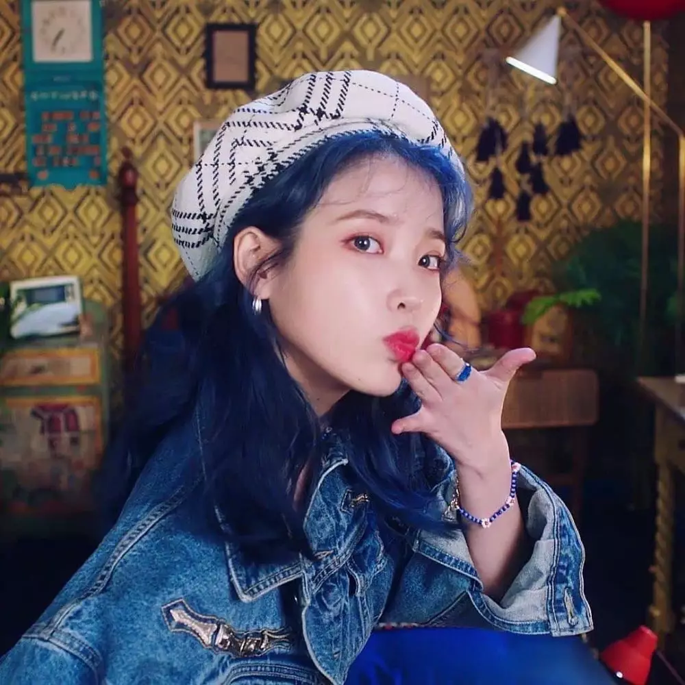 Potret cantik IU dengan rambut biru © 2019 brilio.net Potret cantik IU dengan rambut biru © 2019 brilio.net