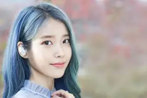 10 Potret cantik IU dengan rambut biru, terlihat makin fresh
