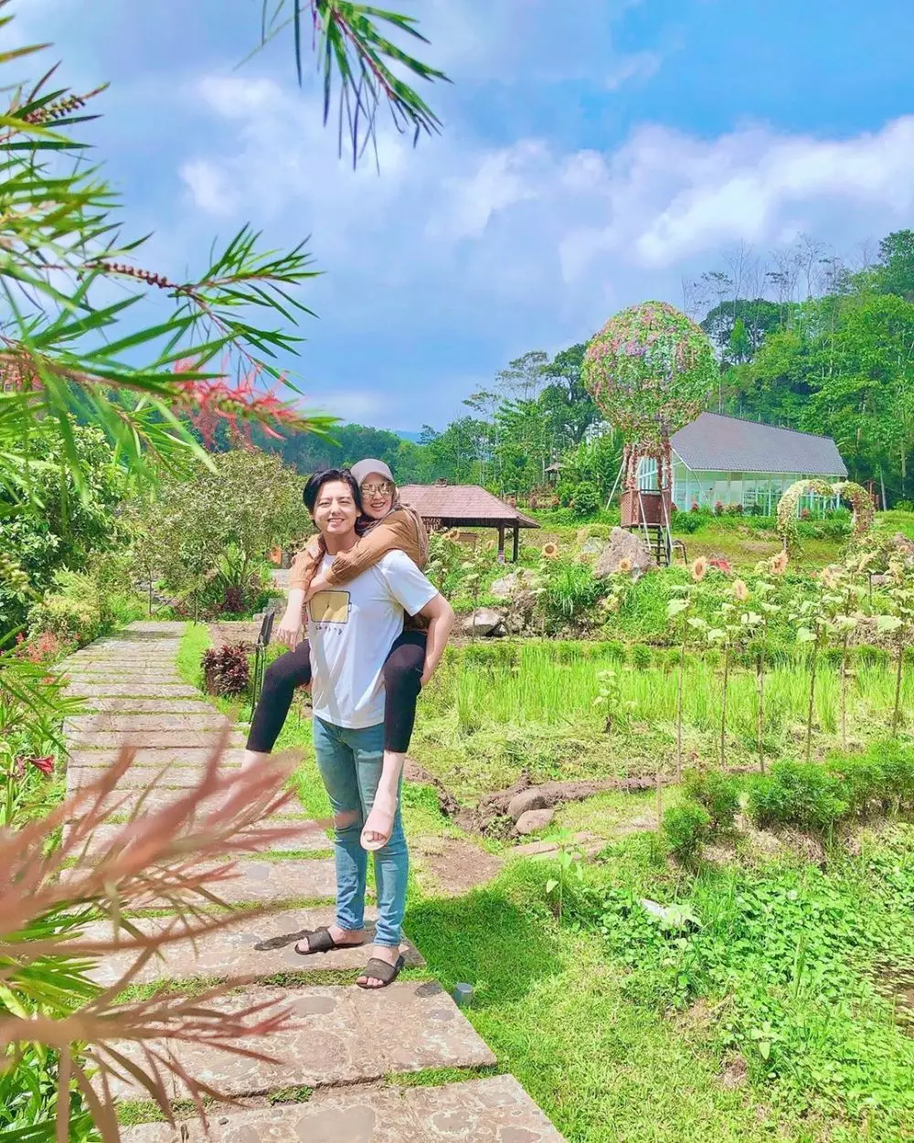 Momen mesra Cut Meyriska digendong Roger di sawah ini bikin baper instagram  Momen mesra Cut Meyriska digendong Roger di sawah ini bikin baper instagram