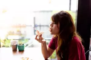 Perut nggak lapar tapi ingin makan melulu? Ini 4 penyebabnya