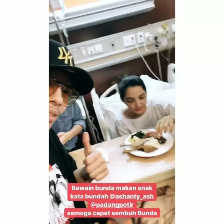 7 Potret Ashanty saat jalani perawatan di rumah sakit Instagram/@ashanty_ash 7 Potret Ashanty saat jalani perawatan di rumah sakit Instagram/@ashanty_ash