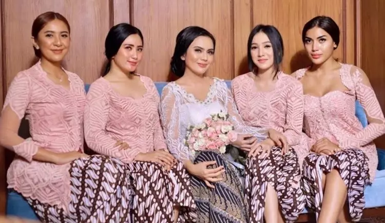 5 Potret persahabatan Anggita Sari & Millendaru, kompak © 2019 brilio.net