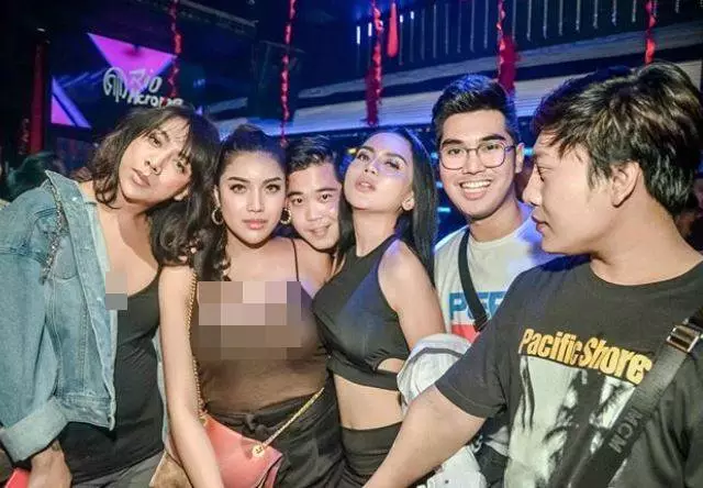 5 Potret persahabatan Anggita Sari & Millendaru, kompak © 2019 brilio.net