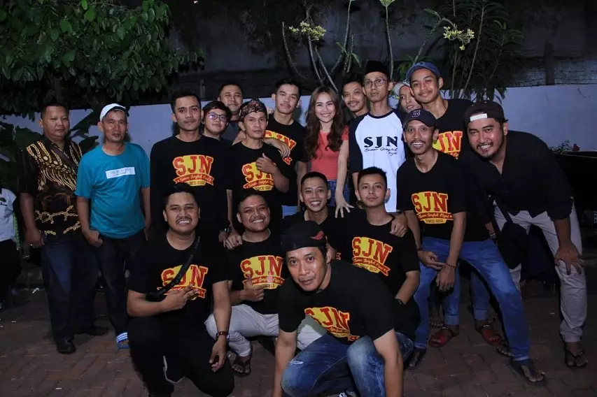 Ayu Ting Ting dan tetangga Instagram  Ayu Ting Ting dan tetangga Instagram