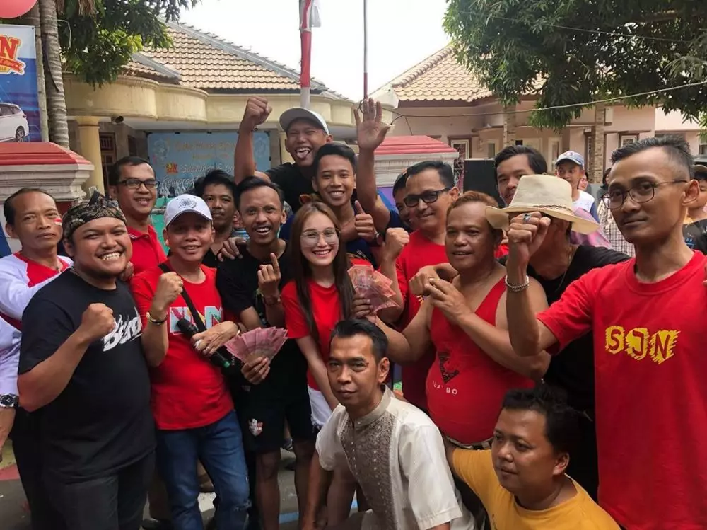 Ayu Ting Ting dan tetangga Instagram  Ayu Ting Ting dan tetangga Instagram