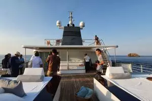 Sensasi menjelajahi Labuan Bajo dengan yacht bekas kapal perang