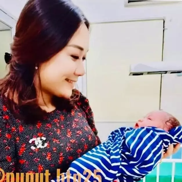 Heboh foto Puput istri Ahok gendong bayi, ini faktanya Instagram/@tp_fans_club 
