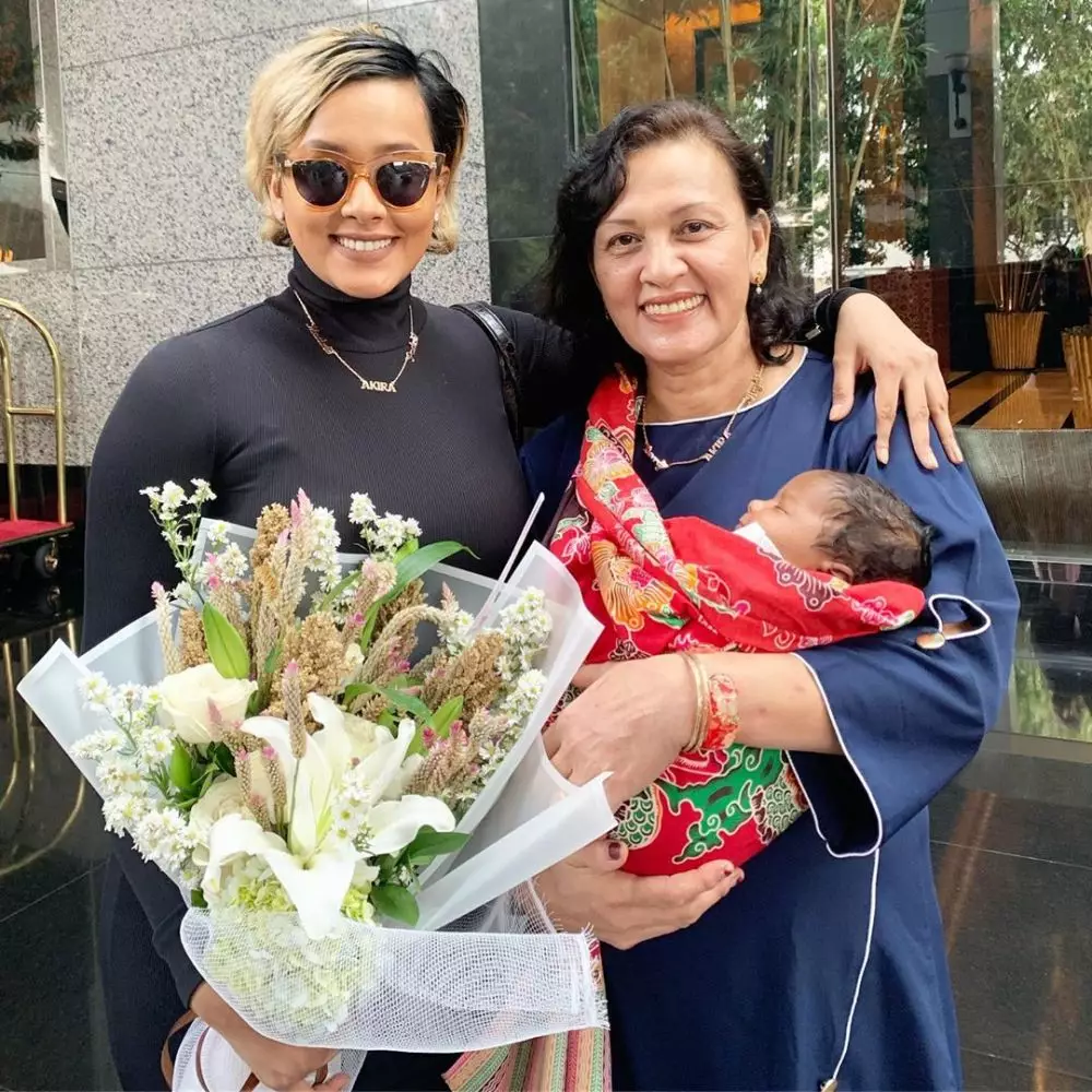 Kimmy momong anak © 2019 Instagram Kimmy momong anak © 2019 Instagram