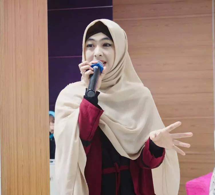  Potret Shindy kakak Ria Ricis yang jadi dokter Instagram 