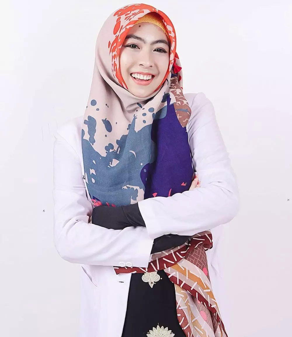  Potret Shindy kakak Ria Ricis yang jadi dokter Instagram 