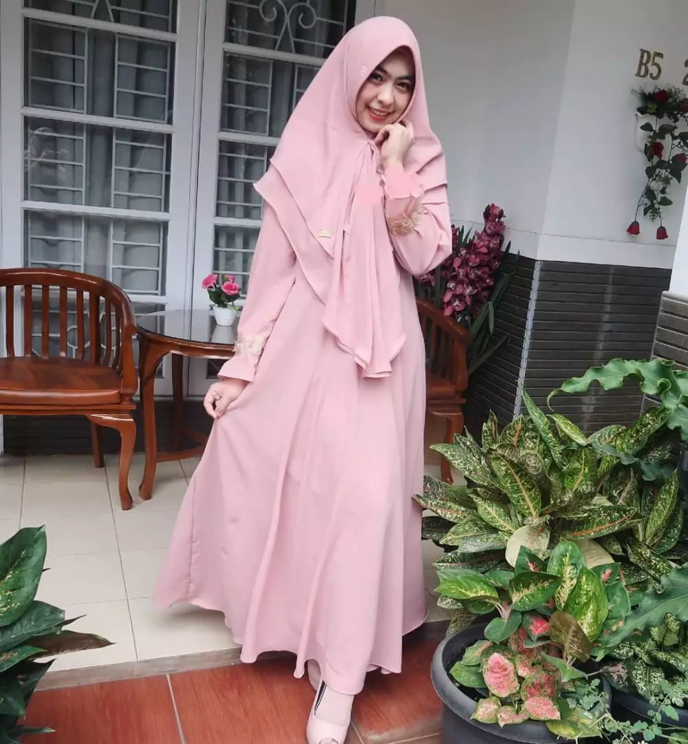  Potret Shindy kakak Ria Ricis yang jadi dokter Instagram 