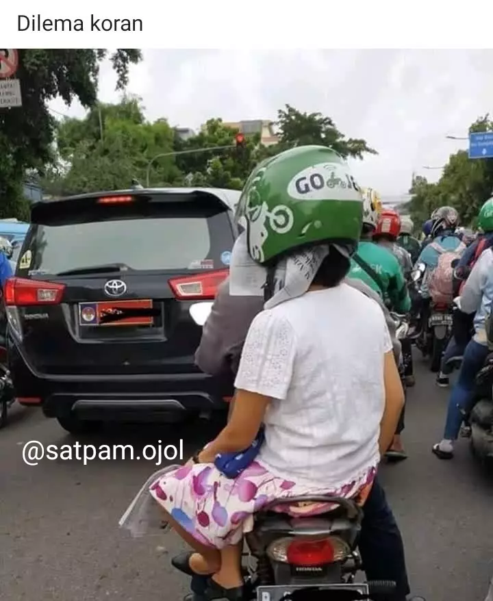 momen helm ojek online basah © berbagai sumber momen helm ojek online basah © berbagai sumber