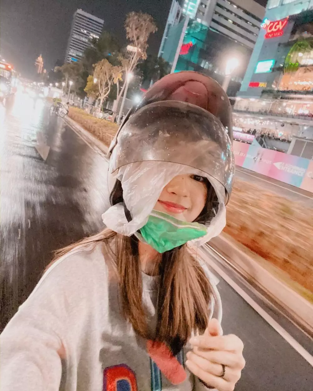 momen helm ojek online basah © berbagai sumber momen helm ojek online basah © berbagai sumber