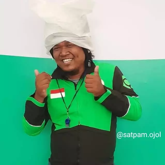 momen helm ojek online basah © berbagai sumber momen helm ojek online basah © berbagai sumber
