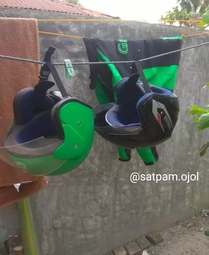 momen helm ojek online basah © berbagai sumber momen helm ojek online basah © berbagai sumber