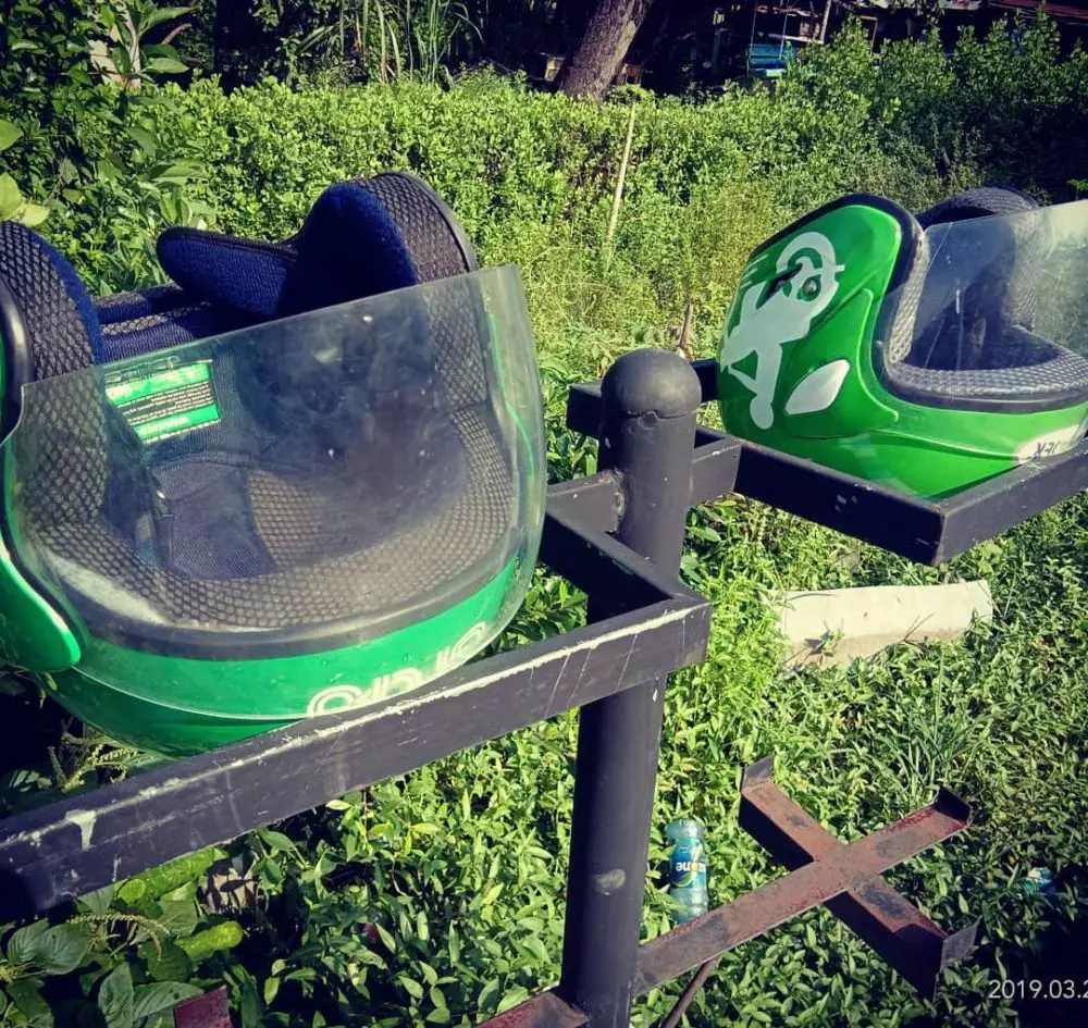 momen helm ojek online basah © berbagai sumber momen helm ojek online basah © berbagai sumber