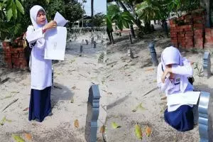 Potret siswi baca hasil ujian di makam ibunya, bikin haru