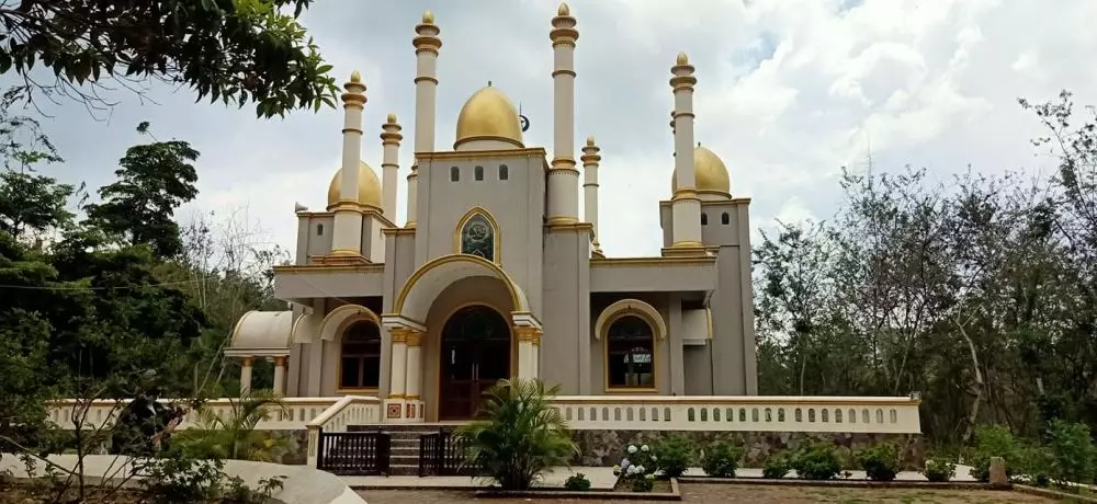 masjid indah dibangun di tengah hutan © Facebook/Luchyana Make Up