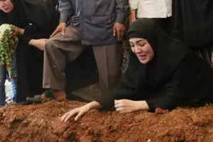 Momen duka Nindy di pemakaman ayahanda, banjir air mata