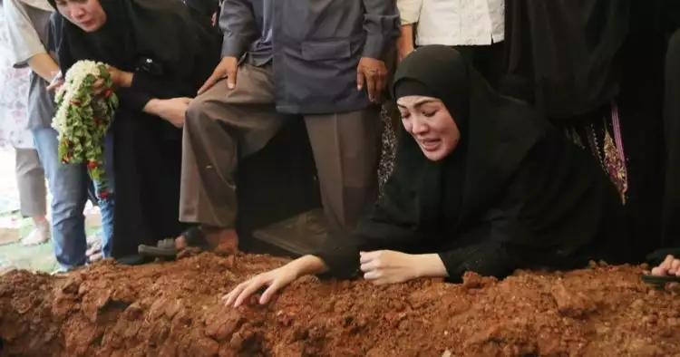 Momen duka Nindy di pemakaman ayahanda, banjir air mata