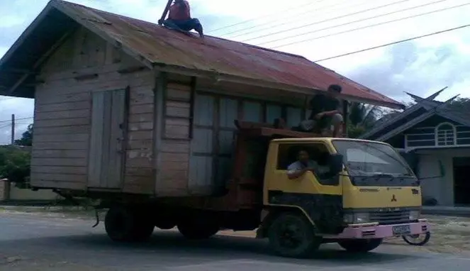 benda nyeleneh dibawa truk © 2019 1cak.com