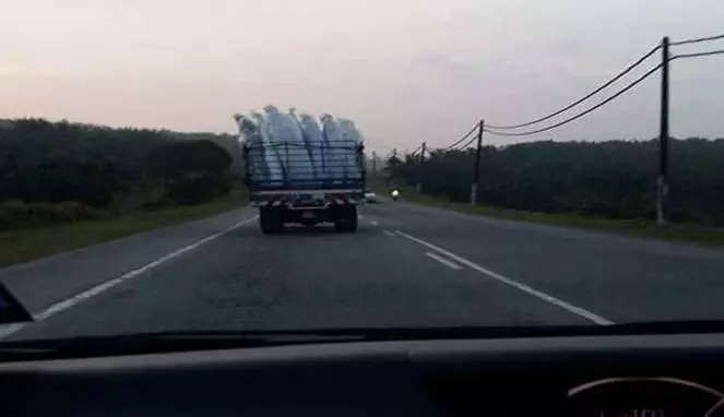 benda nyeleneh dibawa truk © 2019 1cak.com