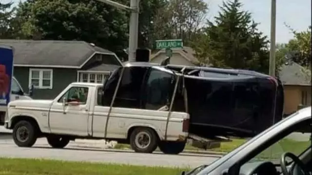 benda nyeleneh dibawa truk © 2019 1cak.com