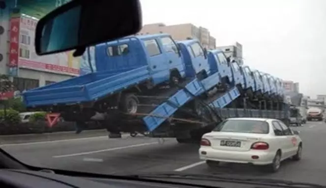 benda nyeleneh dibawa truk © 2019 1cak.com