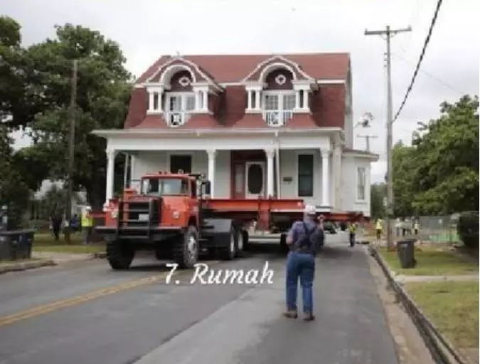 benda nyeleneh dibawa truk © 2019 1cak.com