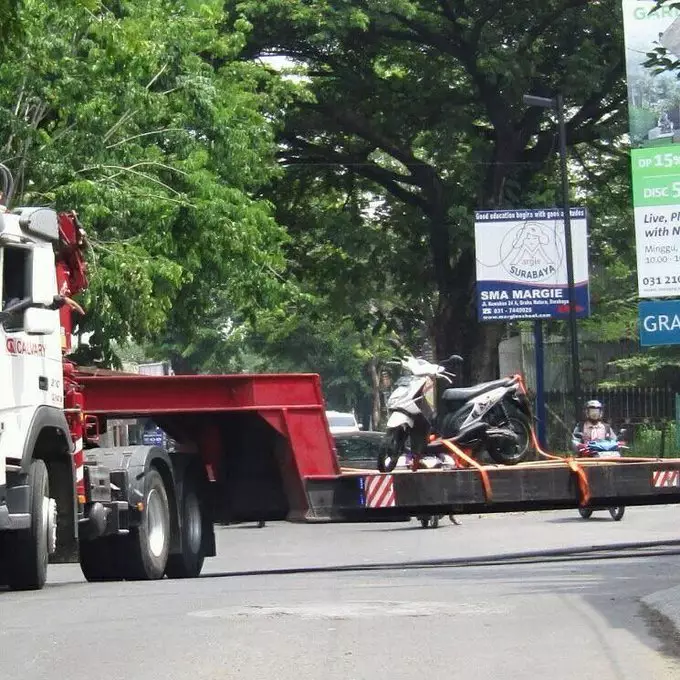 benda nyeleneh dibawa truk © 2019 1cak.com