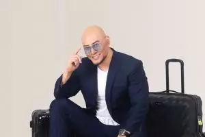 Deddy Corbuzier pamer otot, ada photobomb bikin salah fokus